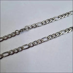 Een zilveren ketting met een zilveren slotje