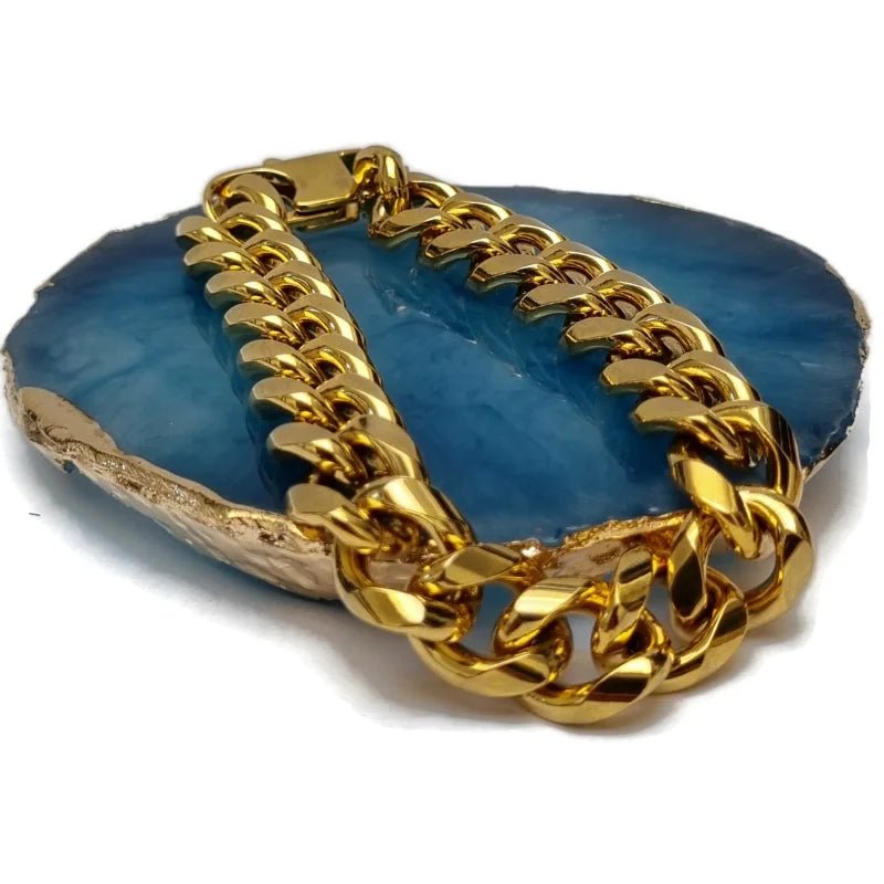 Een gouden schakelarmband met een blauwe steen