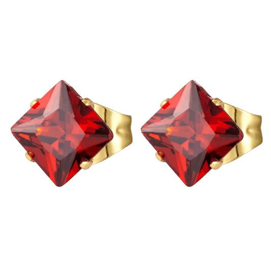 Paar gouden oorbellen met vierkante rode edelstenen.