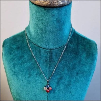 Een ketting met een rode en witte bea