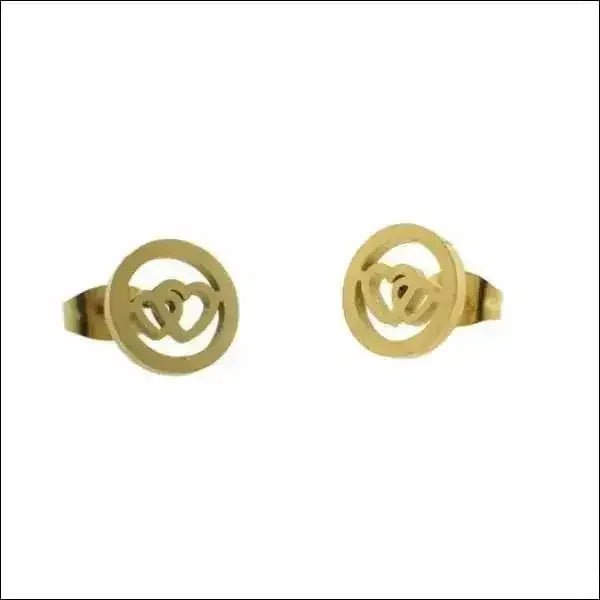 Gouden oorbellen met in elkaar grijpende cirkelvormige ontwerpen.