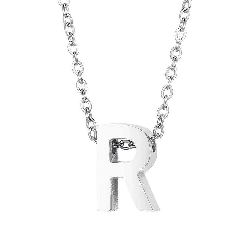 Zilveren letter ’R’ hanger aan een ketting.