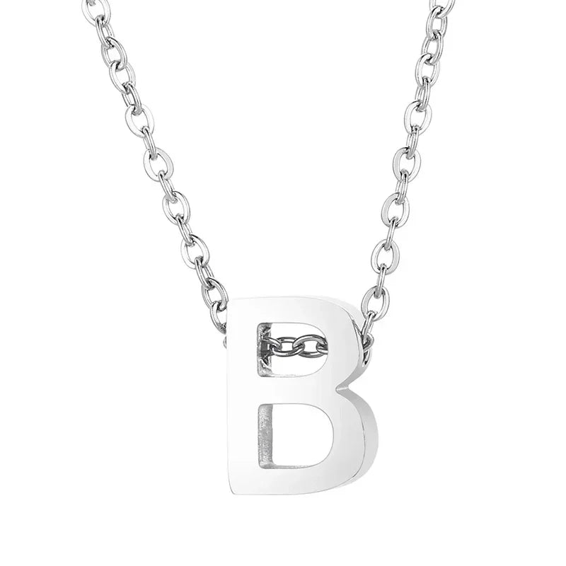 Zilveren letter ’B’ hanger aan een ketting.