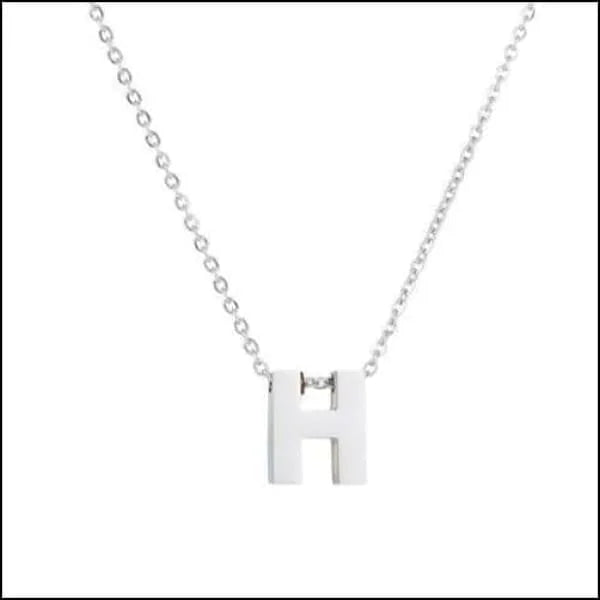 Een halsketting met witte letters en een zilveren ketting