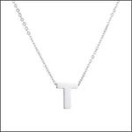 Een witte ketting met een kleine letter t erop