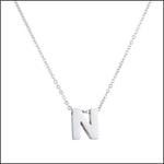 Een halsketting met witte letters en een zilveren ketting