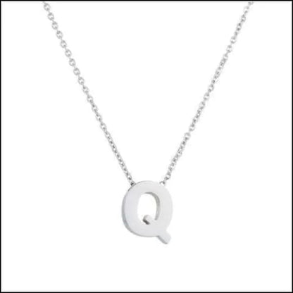 Een zilveren ketting met een letter q erop