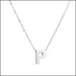 Een witte ketting met een letter p erop