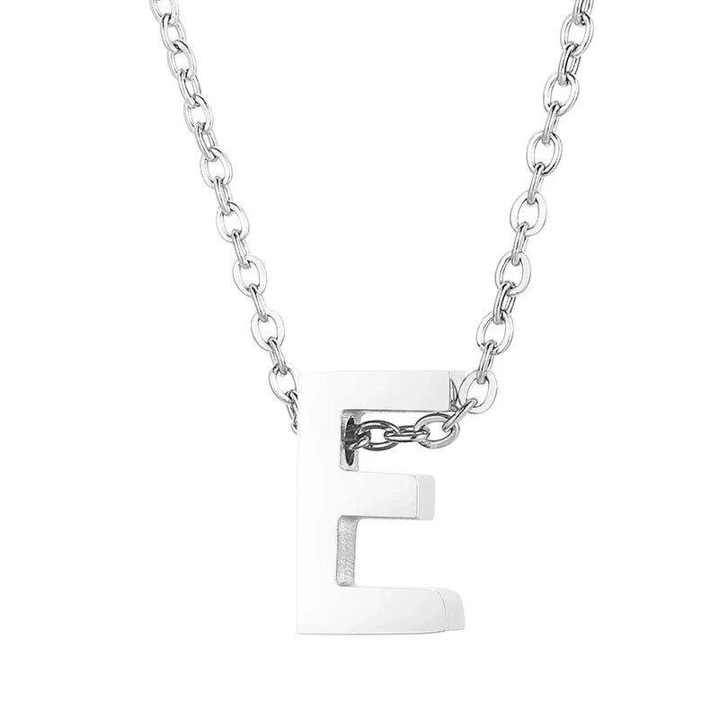 Zilveren hanger ketting met de letter ’E’ bedel.