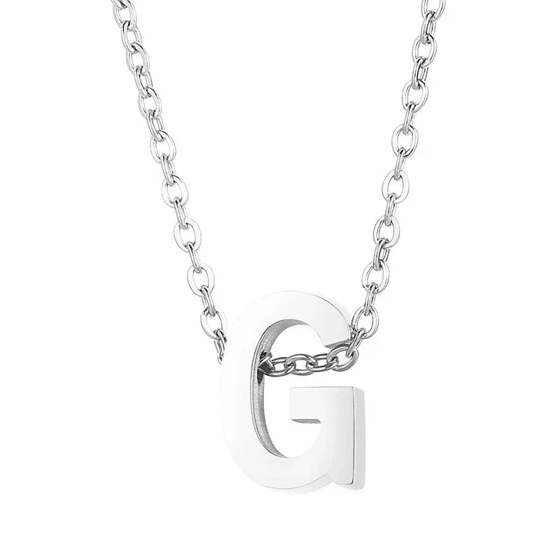 Zilveren hangerketting met de letter ’G’ aan een ketting.