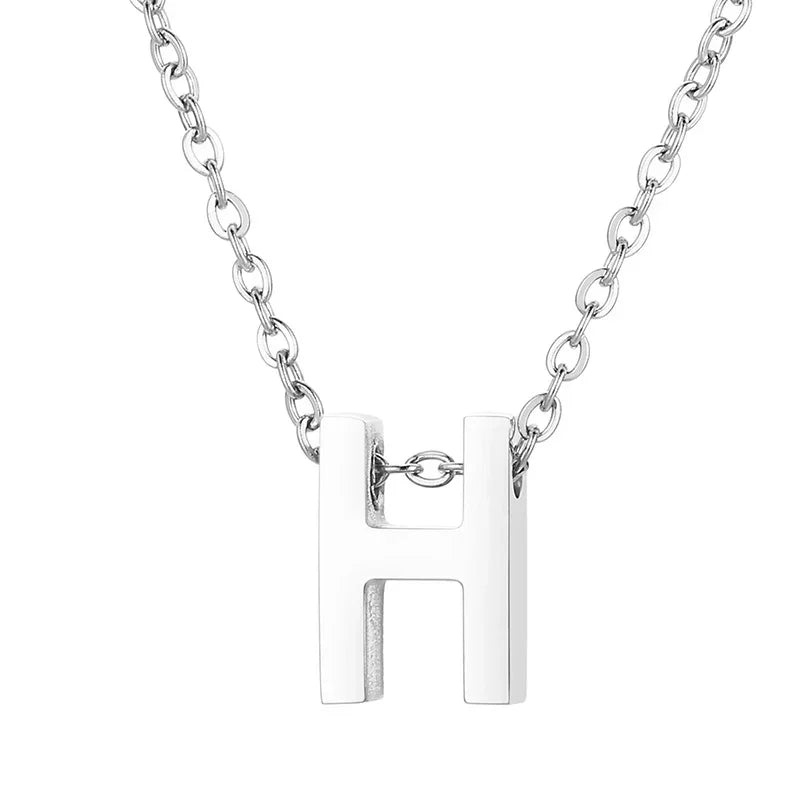 Zilveren letter ’H’ hanger aan een ketting.