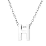 Zilveren letter ’H’ hanger aan een ketting.