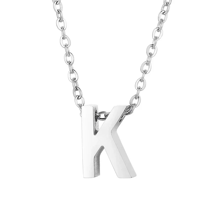 Zilveren letter ’K’ hanger aan een ketting.