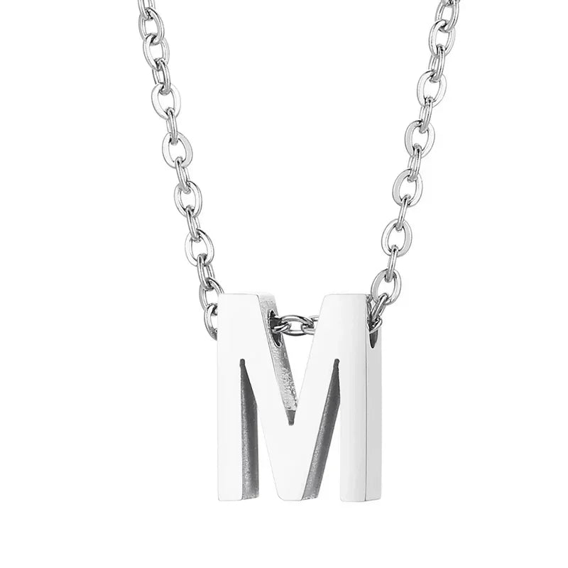 Zilveren hangerketting met de letter ’M’ aan een ketting.