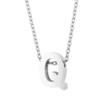 Zilverkleurige hangerketting met de letter ’Q’ aan een ketting.