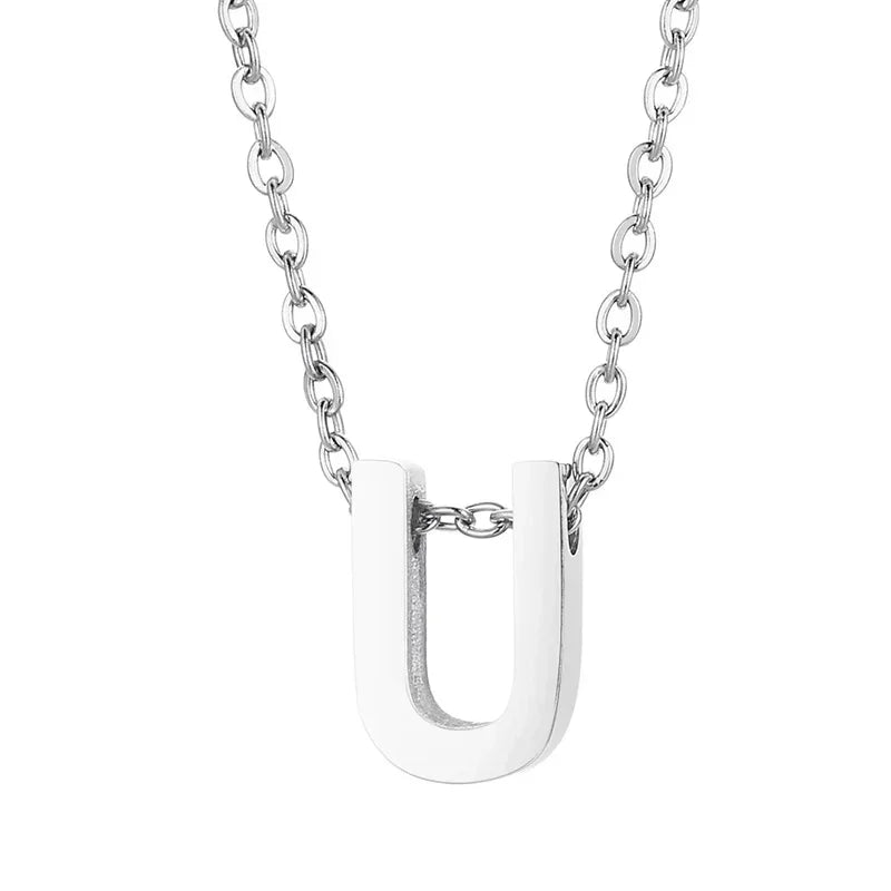 Zilveren hangerketting met de letter ’U’ aan een ketting.