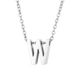 Zilveren letter ’W’ hanger aan een ketting.