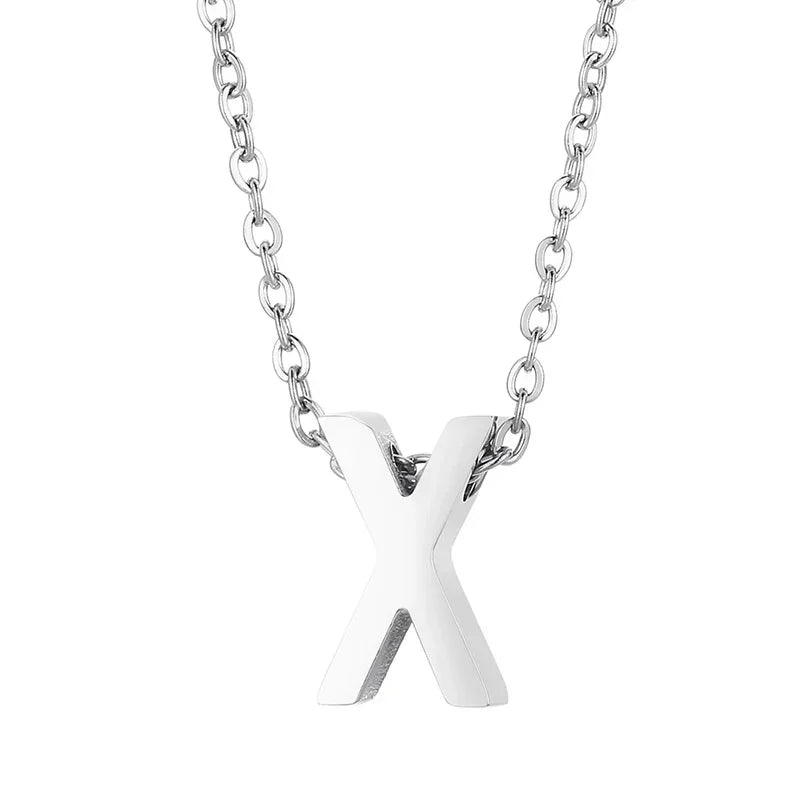 Zilveren letter ’X’ hanger aan een ketting.