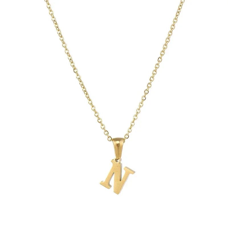 Goudkleurige letter ’N’ hanger ketting aan een delicate ketting.