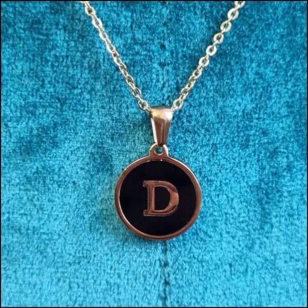 Een ketting met de letter d erop