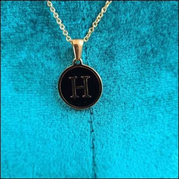 Een gouden ketting met de letter t erop