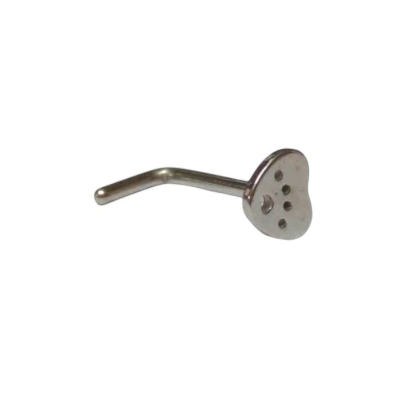 L-vormige metalen neusknoop met een hartvormig plat uiteinde dat kleine gaatjes bevat.