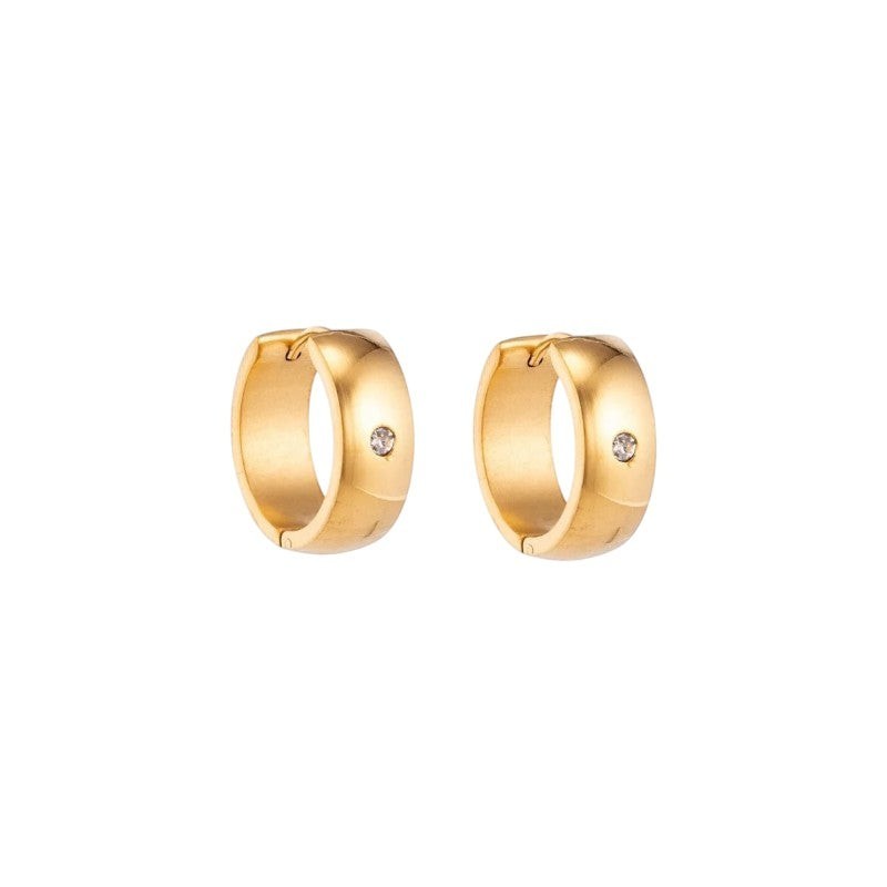 Een paar gouden hoepeloorbellen met diamanten