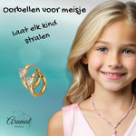 Gouden oorbellen met hartvormige stenen.