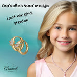 Gouden hoepeloorbellen met steraccenten.