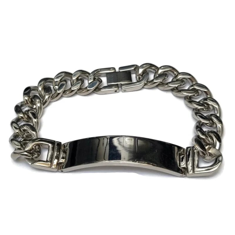 Een zilveren armband met een metalen sluiting