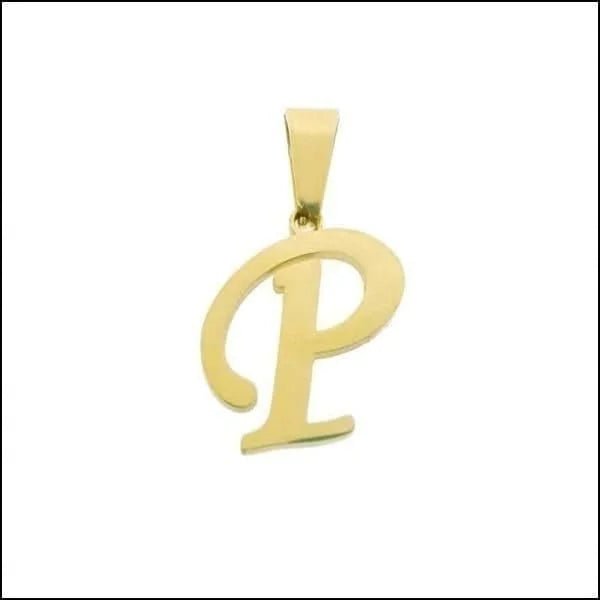 Een gouden hanger met de letter p erop