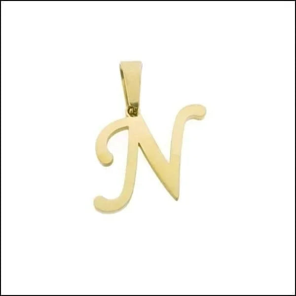 Een gouden hanger met de letter n