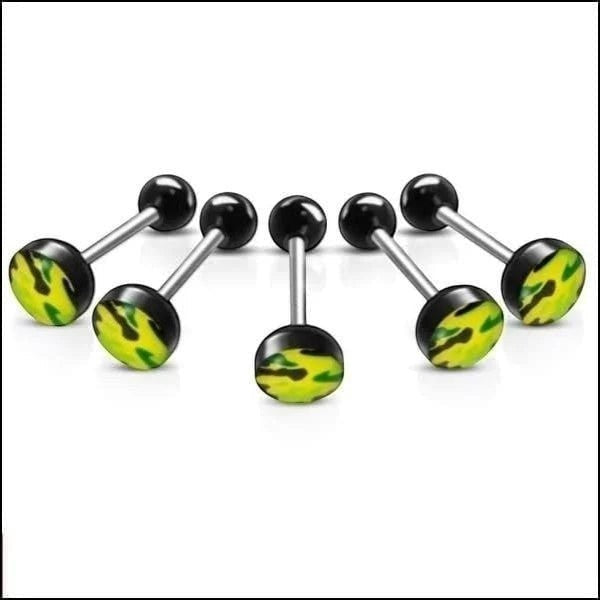 Een set van vier chirurgische piercings met camouflageprint in zwart en geel