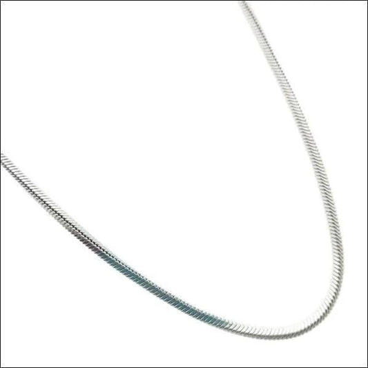 Een halsketting met een zilveren ketting