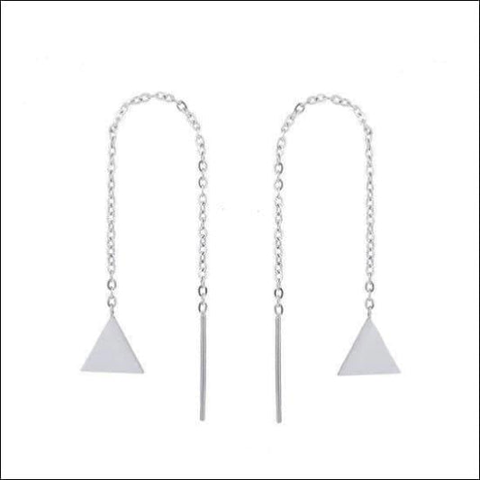 Een Paar Zilveren Oorbellen Met Een Driehoek En Ketting