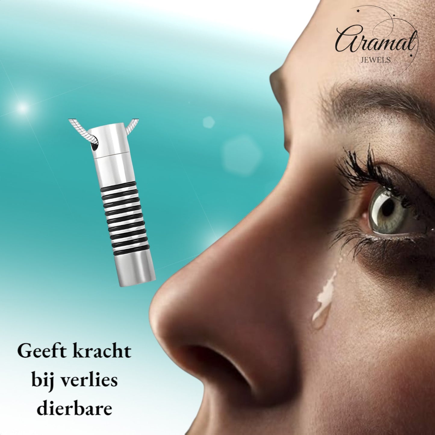 Een close-up van een roestvrijstalen halsketting met een zwart-witte streep
