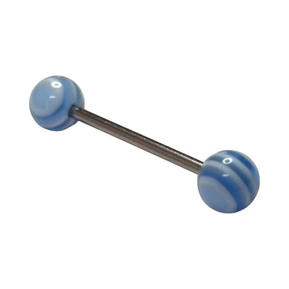 Een paar blauwe glazen bollen op een witte achtergrond
