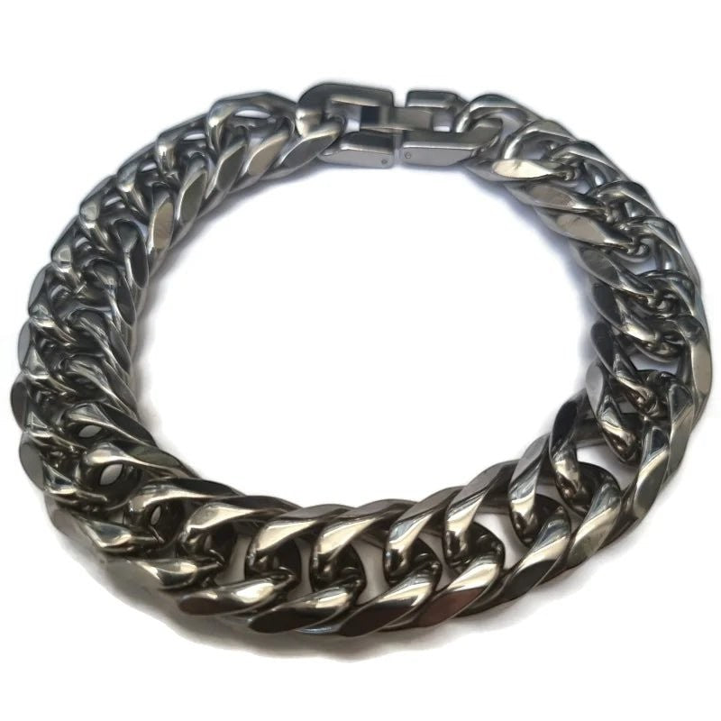 Een zilveren armband met een ketting eraan