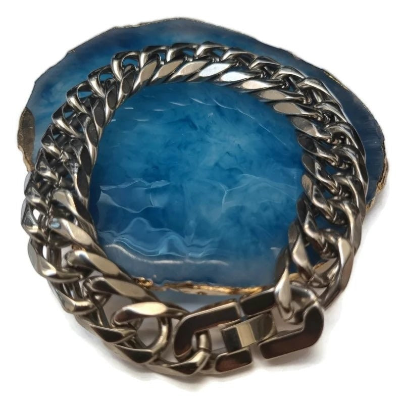 Een ring van blauwe steen met een ketting eromheen
