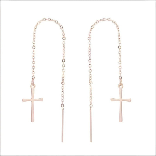 Een paar oorbellen met kruis en ketting