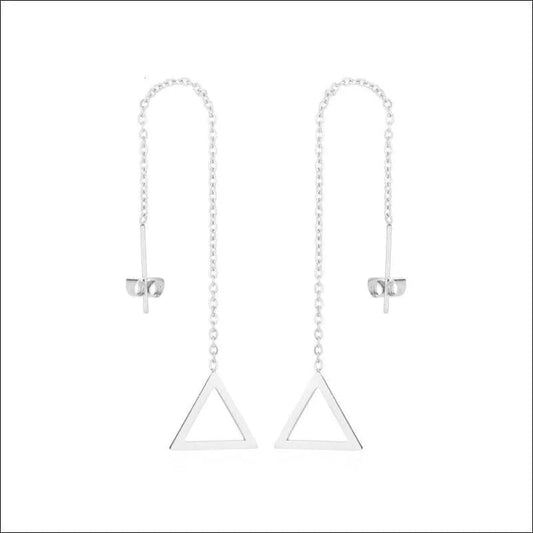 Een paar zilveren oorbellen met een driehoek aan de voorkant