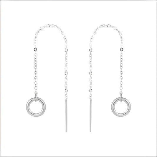 Een paar zilveren oorbellen met een ronde schakel
