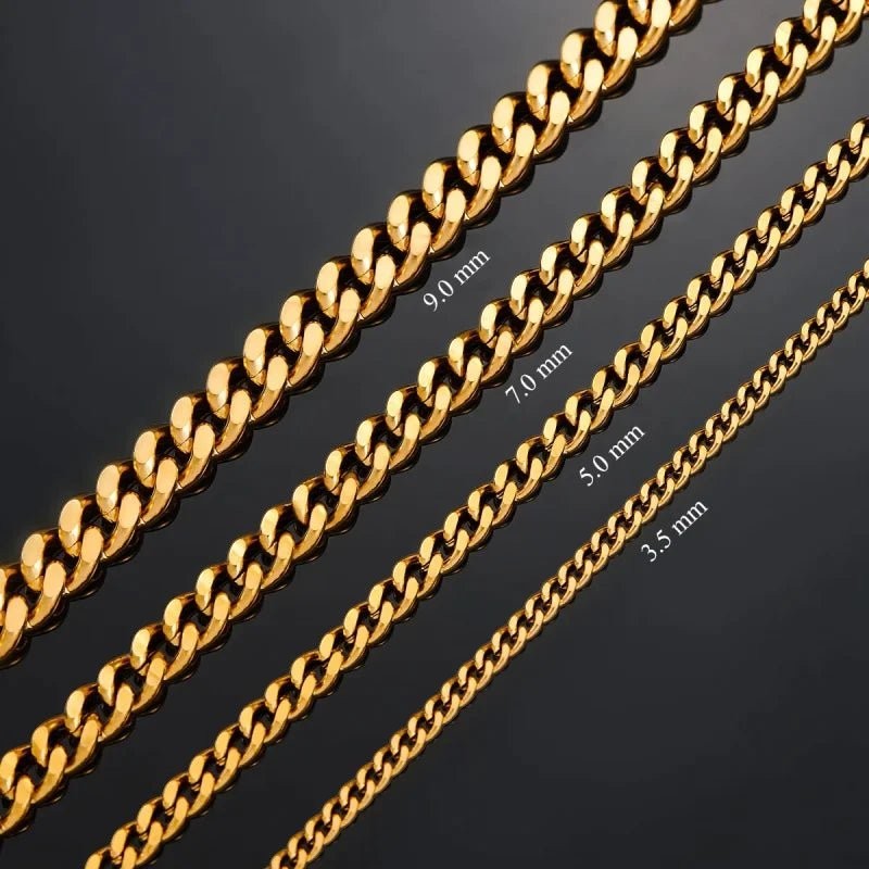 Een close-up van een gouden ketting met een zwarte achtergrond