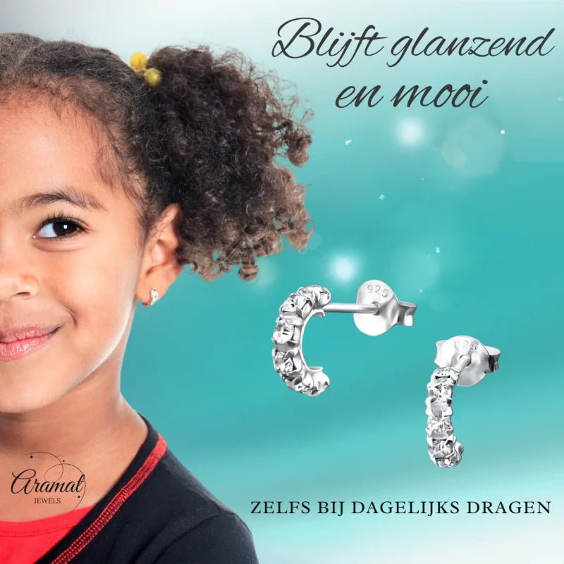 Zilveren oorbellen met kristallen.