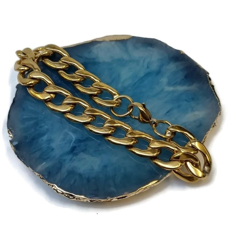 Een close-up van een blauwe agaat met gouden kettingen