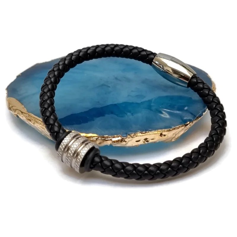 Een armband van blauwe steen en zwart leer