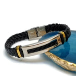 Een armband van blauwe steen en zwart leer