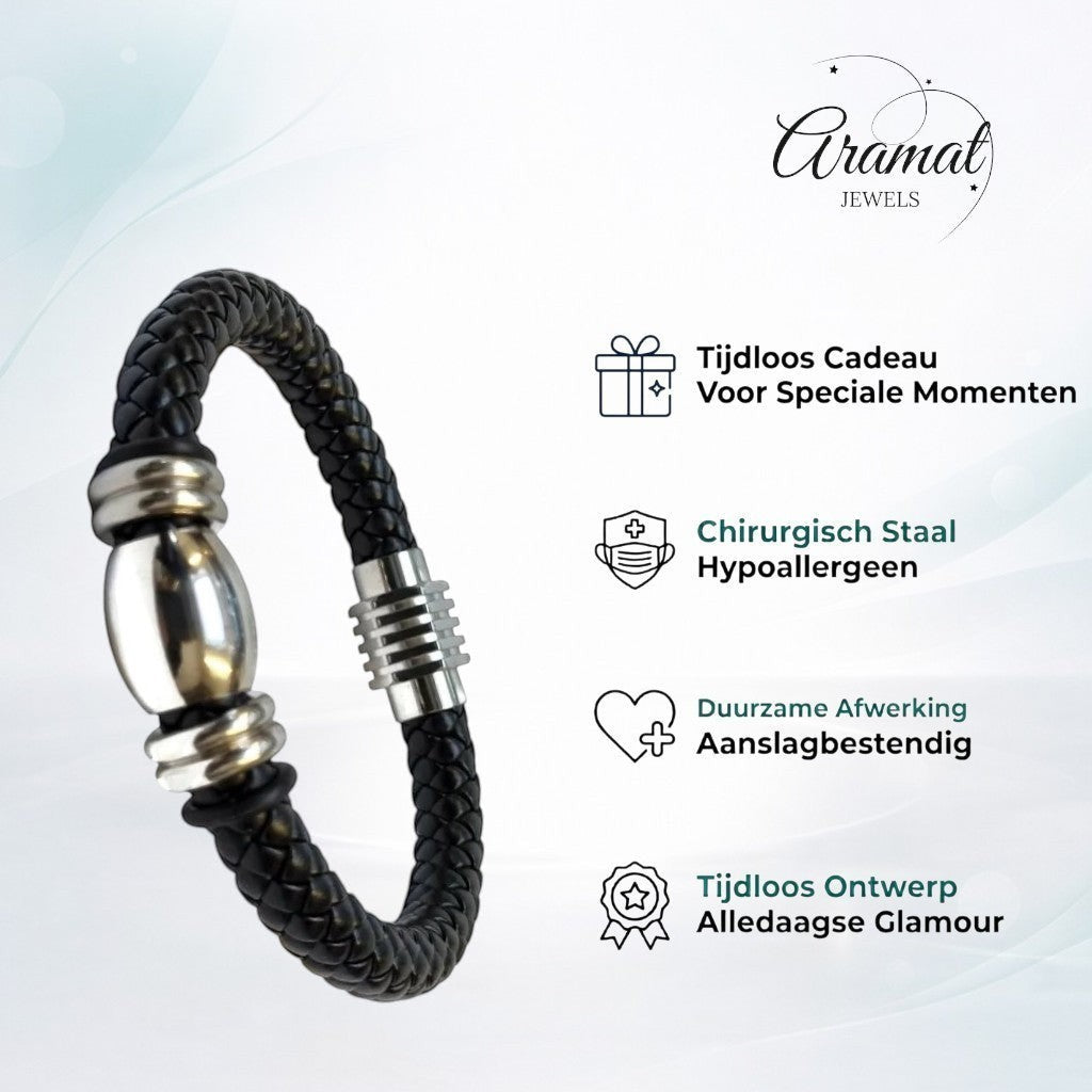 Een zwarte leren armband met een zilveren sluiting
