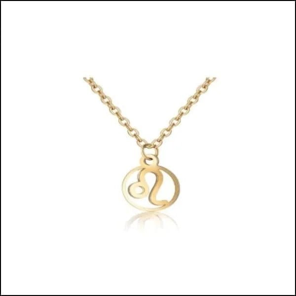 Een gouden ketting met een letter erop