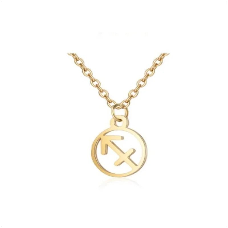 Een gouden ketting met een letter k erop